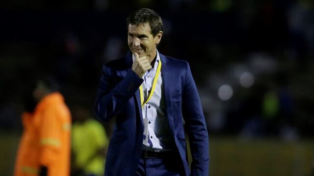 Argentina coach Claudio Ubeda leaves the pitch after his team's 0-3 loss to Ecuador in their U-20 South America qualifying soccer tournament match for the 2017 South Korea U-20 World Cup, in Quito, Ecuador, Sunday, Feb. 5, 2017. (AP Photo/Dolores Ochoa)rnrnrn ecuador quito Claudio Ubeda futbol campeonato sudamericano de Sub 20 futbolistas partido seleccion ecuador vs argentina