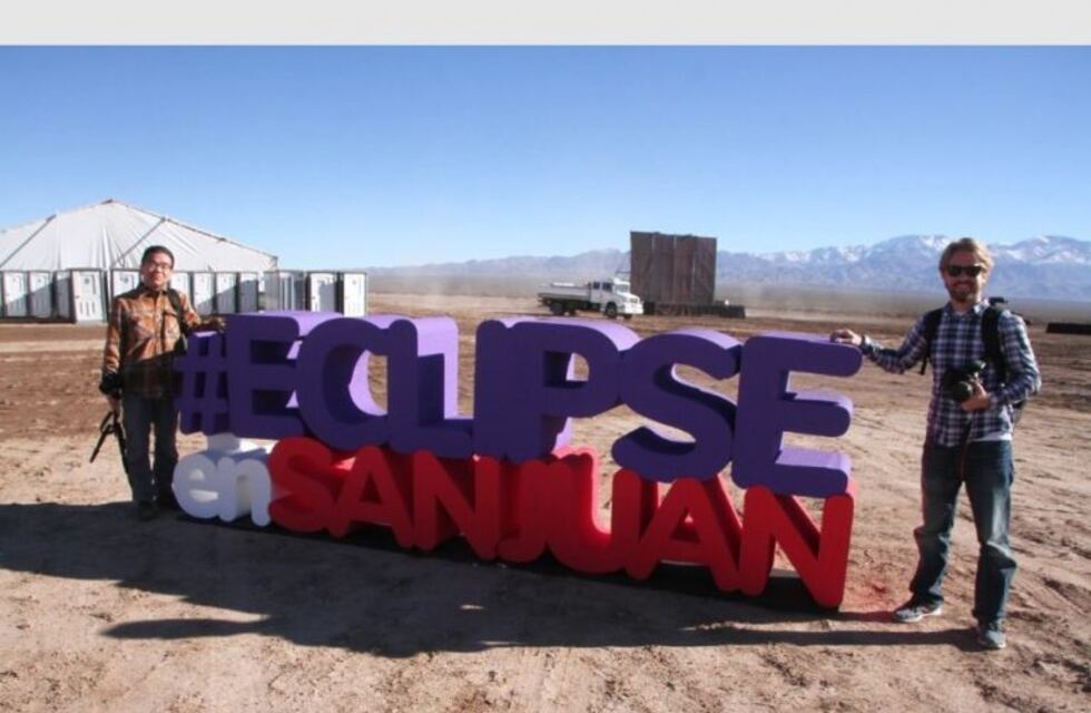 Dos amigos fotógrafos de Brasil y Japón, unidos por el eclipse