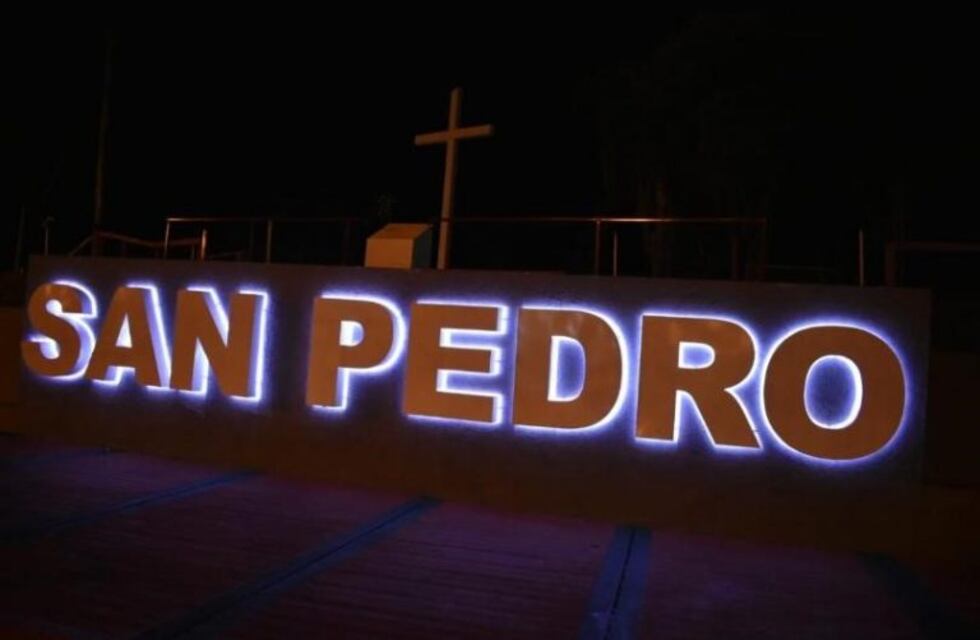 Inauguraron un cartel de acceso iluminado por los 140 años de San Pedro