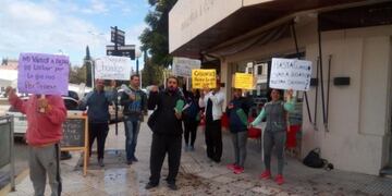 Reclaman que no les pagan los sueldos\u002E