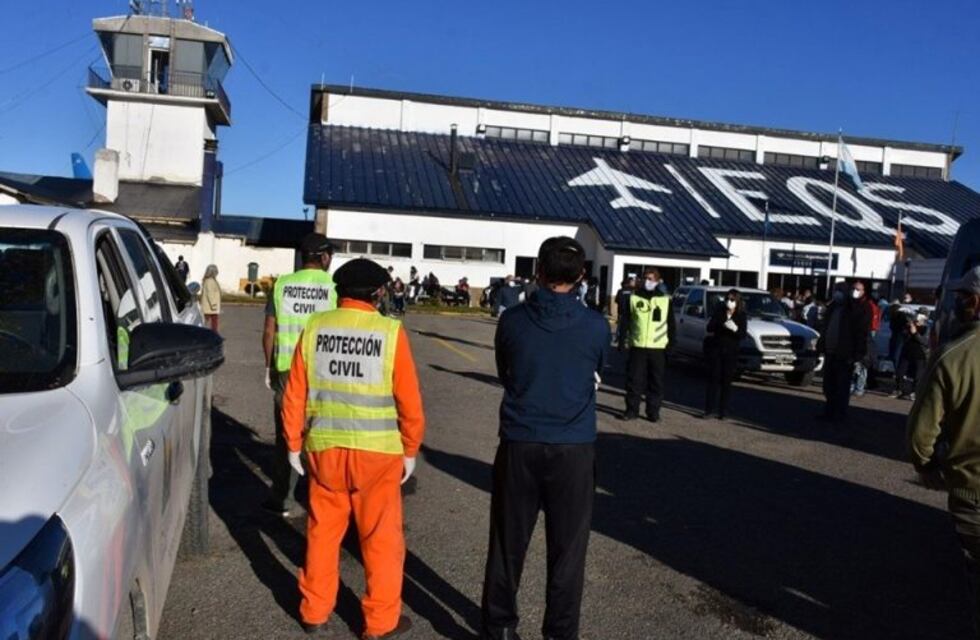 Importante operativo por la llegada de un avión con más de 160 personas