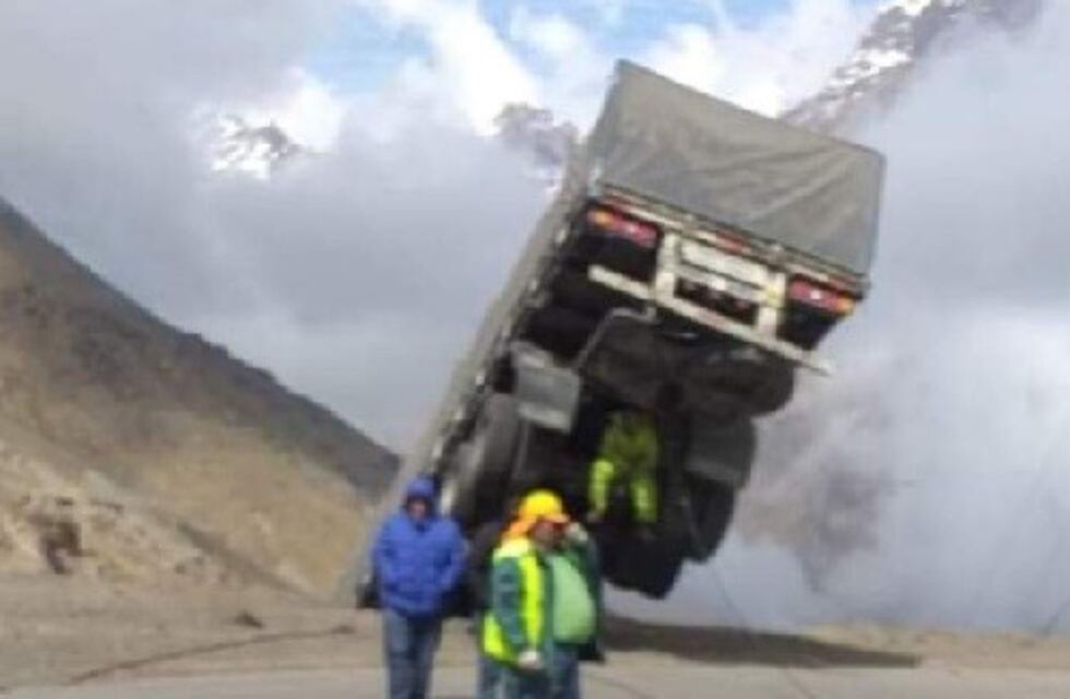 Desbarrancó un camión en una de las curvas de los Caracoles