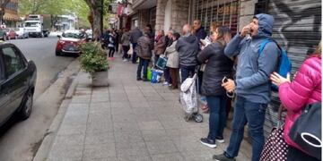 Cola en supermercado del centro marplatense (Ahora Mar del Plata)
