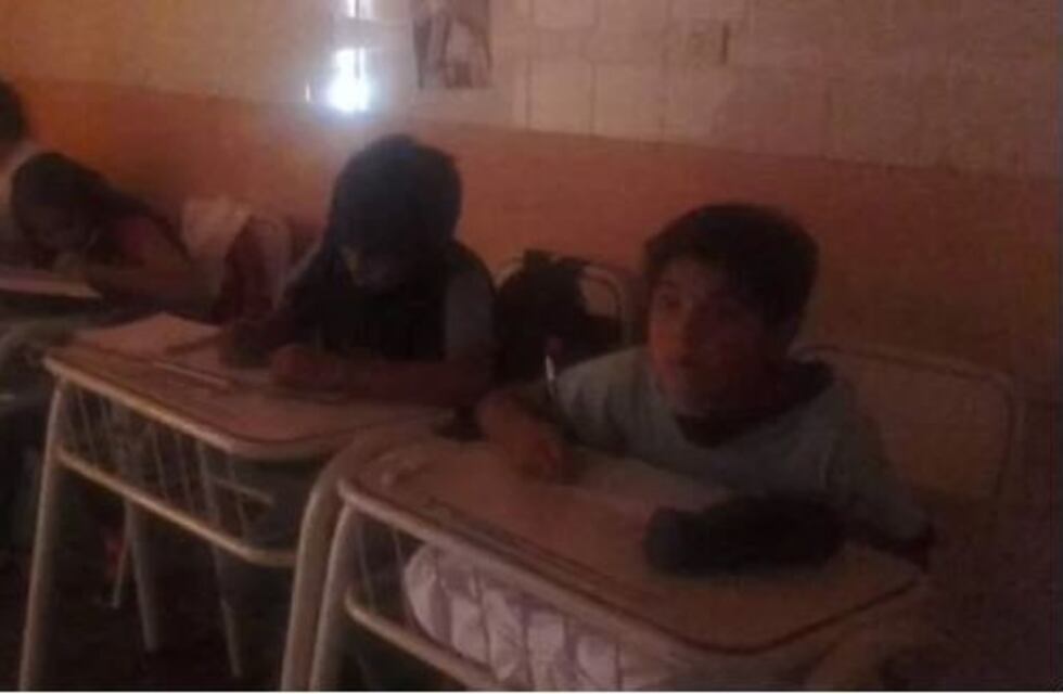 Preocupación por los niños que estudian en la oscuridad, tras el corte del servicio eléctrico en la Escuela 56
