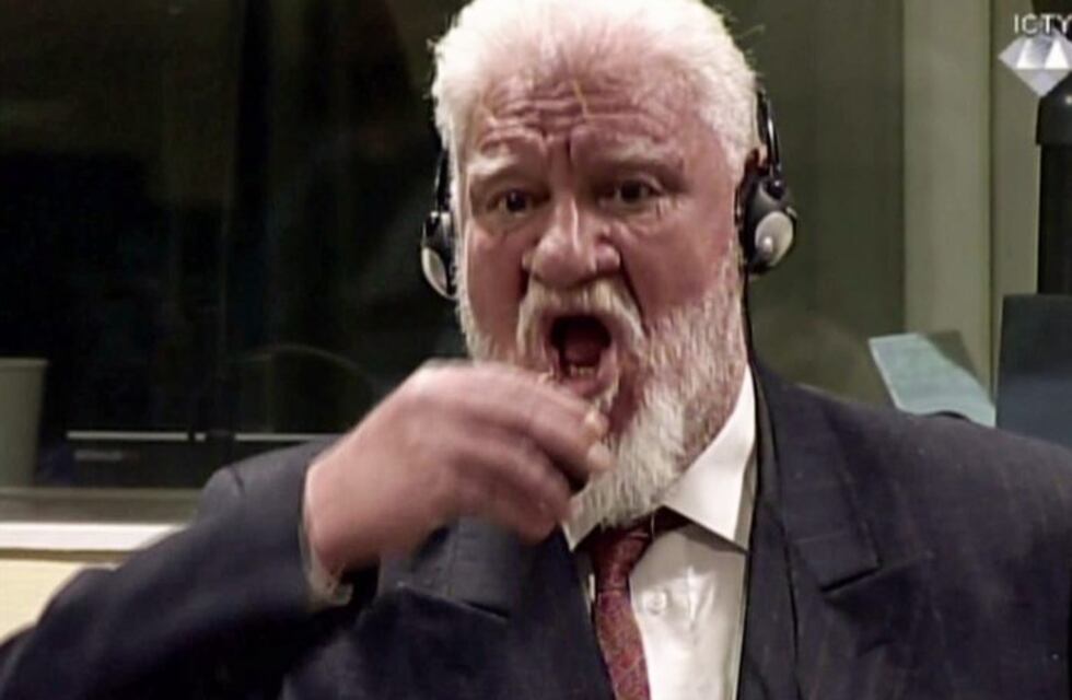 En un tribunal de la ONU, un imputado tomó veneno al ser condenado