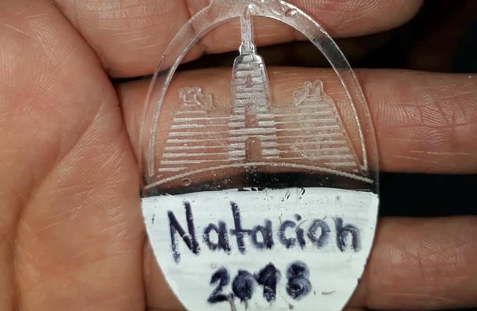 Bahía Blanca: El municipio entregó medallas recicladas con corrector a niños con discapacidad