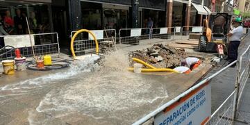 Rotura de una cañería dejó bajo agua la peatonal Córdoba\u002E (Celina M\u002E Lovera)