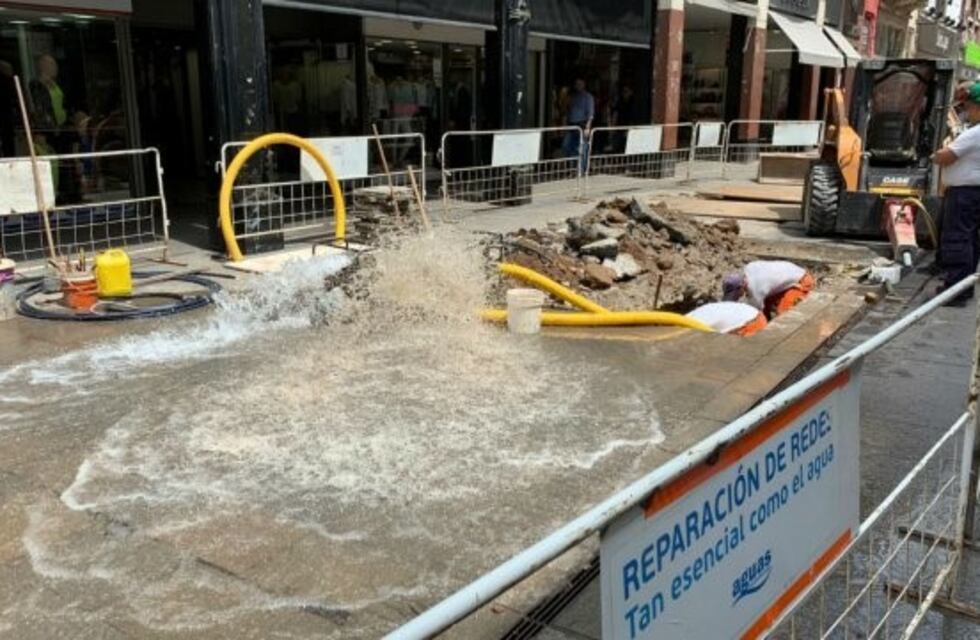 Se rompió un caño maestro de agua y la peatonal Córdoba quedó inundada