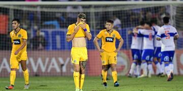 Chile's Universidad Catolica players (R) celebrate after winning a Copa Libertadores football match against Argentina's Rosario Central at the San Carlos de Apoquindo stadium in Santiago, on March 13, 2019\u002E (Photo by MARTIN BERNETTI / AFP)