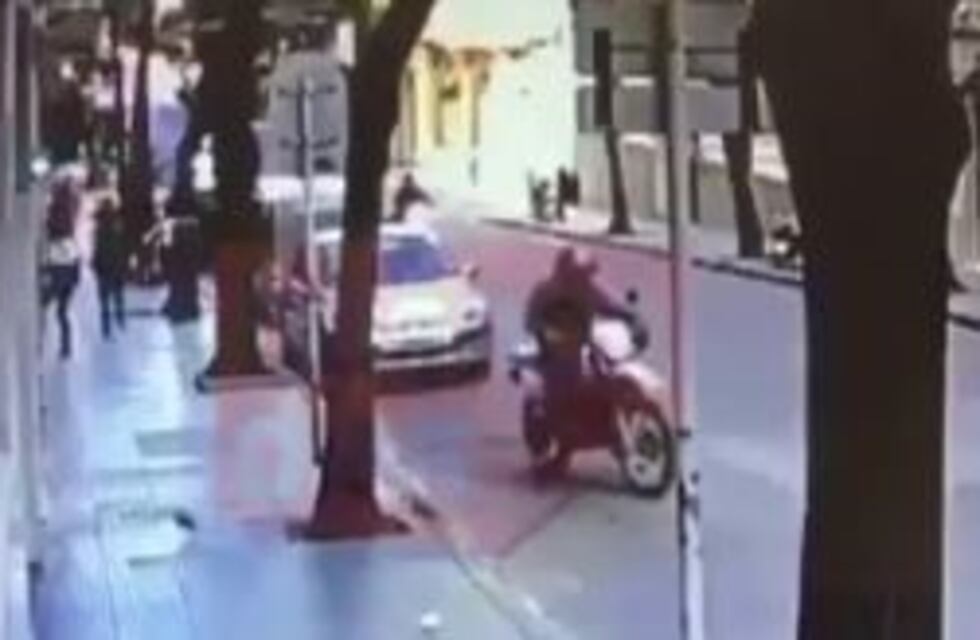 Así actúan los motochorros en un asalto en Recoleta