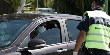 Detuvieron al marplatense que escupió a la vecina que lo denunció por violar la cuarentena (Foto: La Nación)