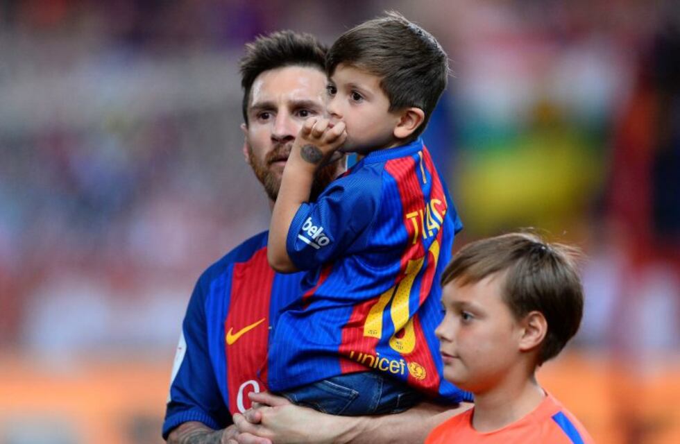 Video: el tierno gesto de Thiago Messi con los fanáticos de su papá