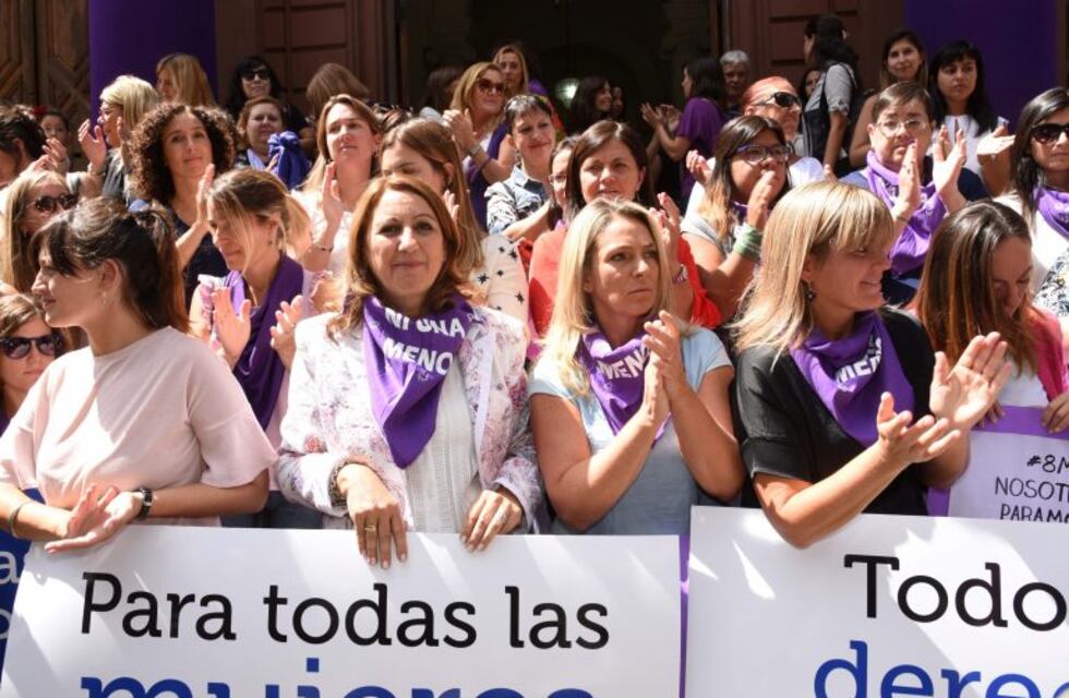 Fein encabezó un encuentro de mujeres en el Palacio de los Leones