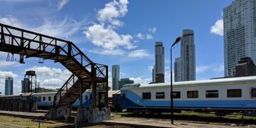 Los trenes a Retiro que deberían salir desde la estación Rosario Norte lo hacen ahora desde Empalme Villa Constitución por un piquete sobre las vías en Villa Gobernador Gálvez\u002E (Archivo)