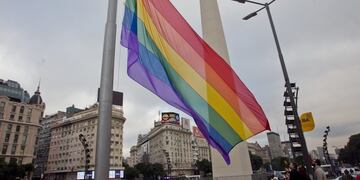 DYN35, BUENOS AIRES, 28/06/2017, LA BANDERA DEL ARCOÍRIS IZADA EN EL OBELISCO PARA CONMEMORAR EL DÍA DE INTERNACIONAL DEL ORGULLO LGBTI\u002E FOTO:DYN/ALBERTO RAGGIO\u002E ciudad de buenos aires celebracion dia internacional del orgullo gay bandera gay en el obelisco