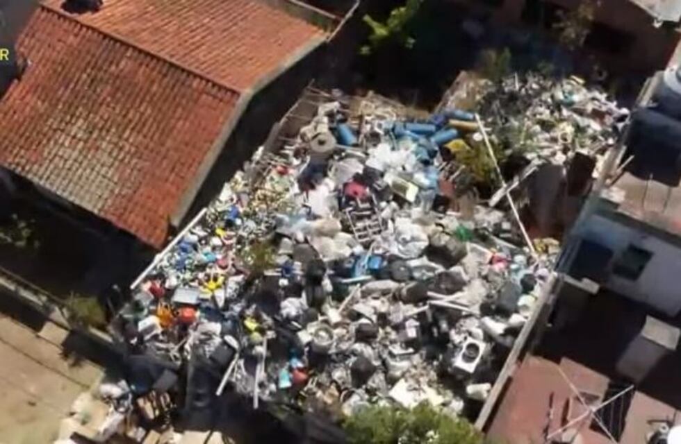 Insólito: acumula basura en su casa y amenaza a los vecinos