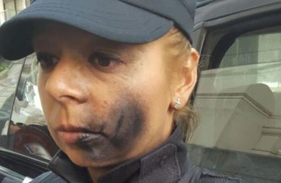 Detuvieron a un hombre que agredió a una mujer policía frente a la morgue judicial