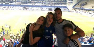 Parte de la familia Klimowicz\u002E Javier, nacionalizado ecuatoriano, sus hijos Camila y Luca, argentinos, y el más chico, Matías, nacido en Ecuador\u002E Juntos en el estadio del Emelec\u002E