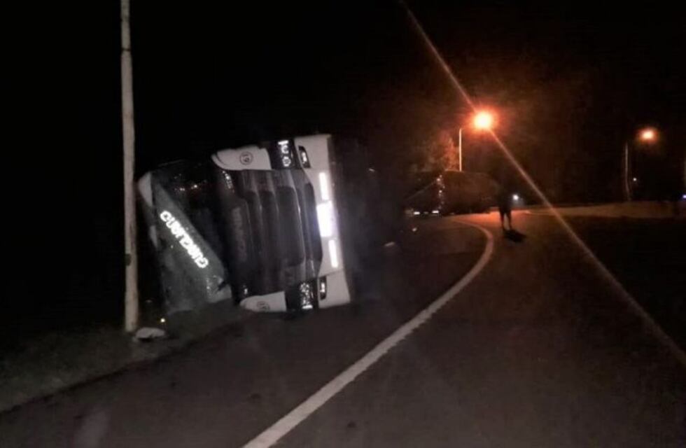 Volcó un camión con pasta de papel en Campo Viera