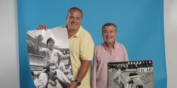 Roberto Cejas (a la izquierda) con Víctor DellAquila, símbolos de los festejos de los dos mundiales que ganó la Argentina\u002E Germán García Adrasti