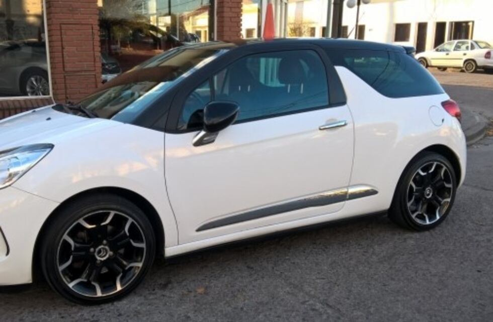 Chocó el auto con una casa y escapó