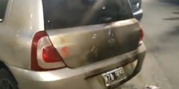 El Renault Clío donde la mujer fue prendida fuego en la localidad de Bella Italia\u002E (Captura de pantalla)