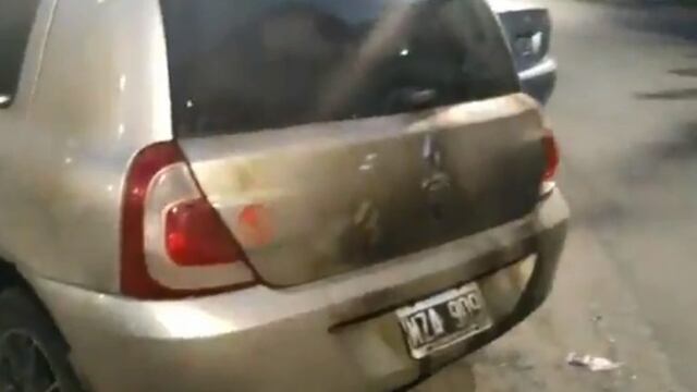 El Renault Clío donde la mujer fue prendida fuego en la localidad de Bella Italia\u002E (Captura de pantalla)