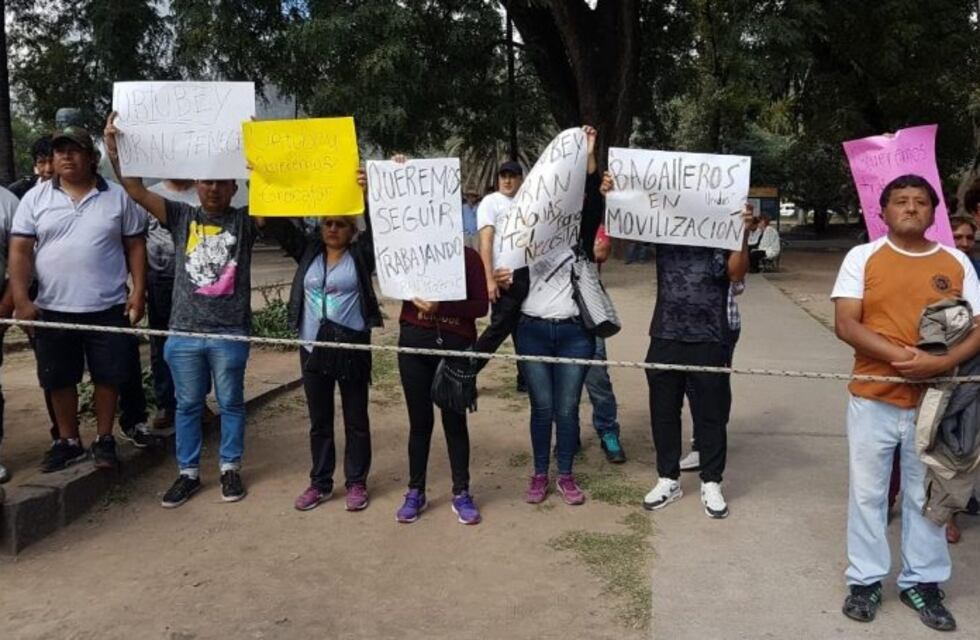 Bagayeros llegaron a Salta y protestaron en el acto por la Fundación
