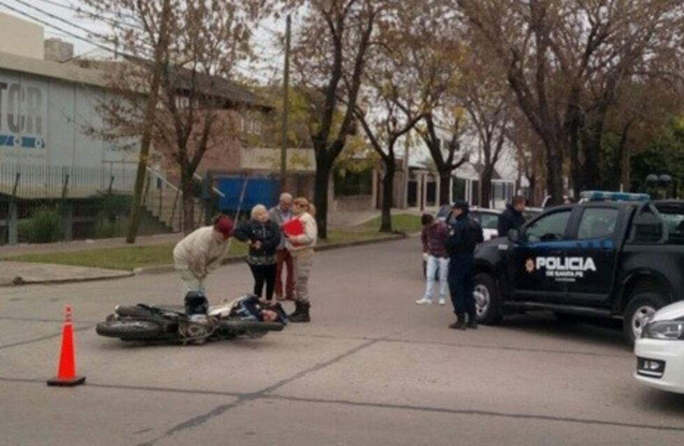El conductor de un moto sufrió heridas al ser embestido por un auto en bulevar Seguí y Pueyrredón