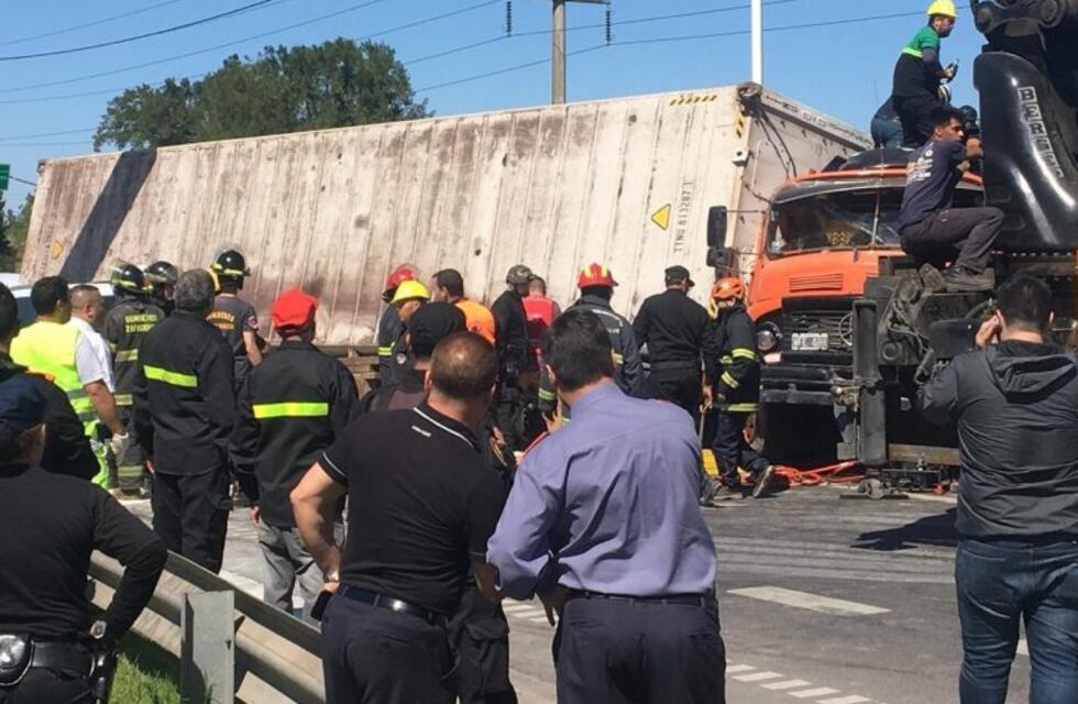Las impactantes fotos del operativo para rescatar a dos mujeres en un auto aplastado