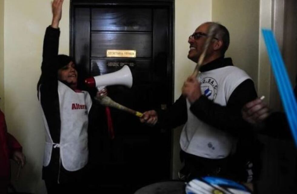 Docentes ocupan el Ministerio de Economía de Santa Cruz en reclamo del pago de salarios adeudados