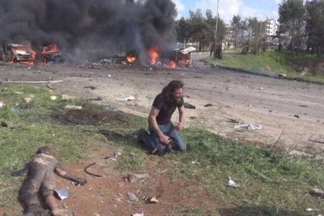 El momento preciso en el que el fotu00f3grafo sirio Abd Alkader Habak rompiu00f3 en llanto tras el atentado en las cercanu00edas de Alepo.