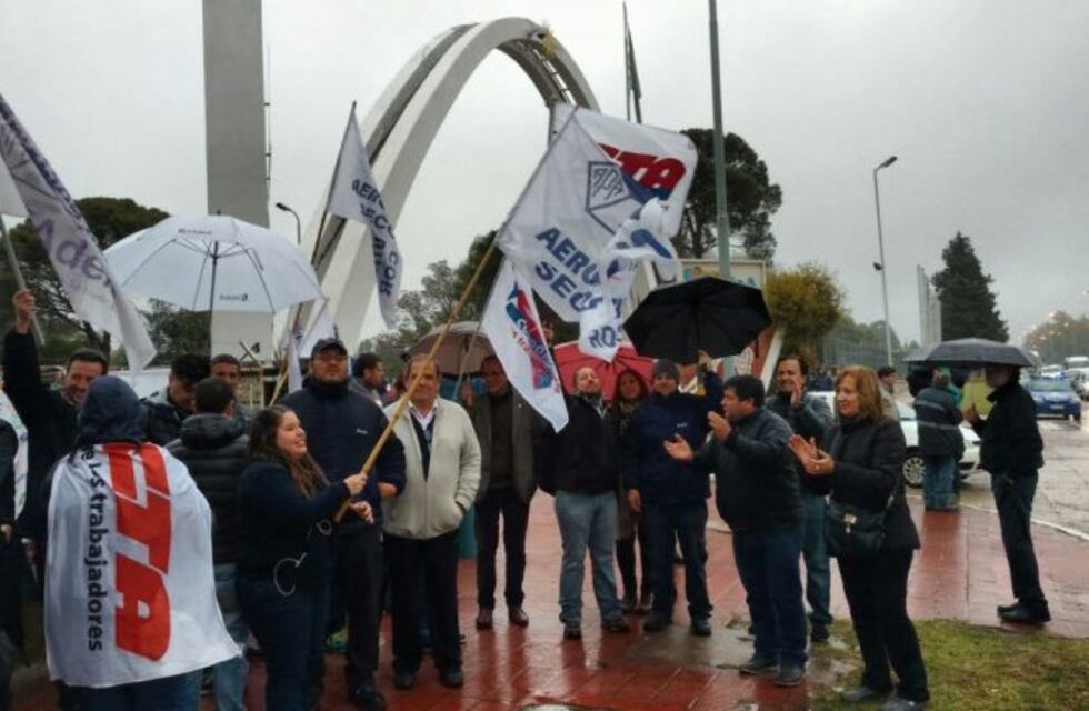 Personal despedido de Fadea se ofrece voluntariamente a producir insumos médicos