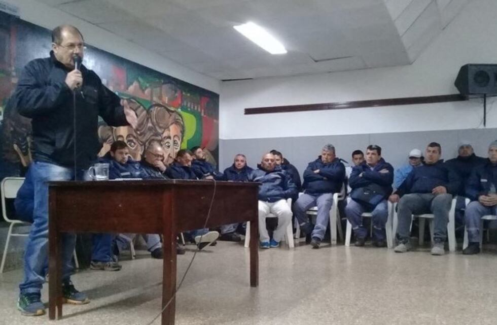 Empleados municipales reclaman regularización laboral y un bono