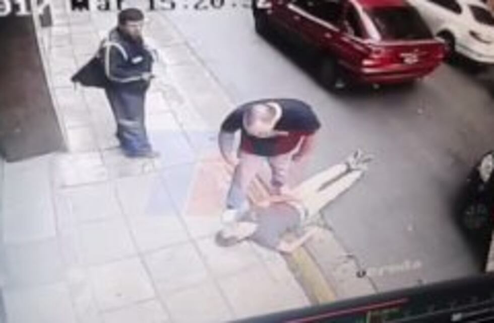 Una pelea de tránsito terminó con un taxista desmayado en el suelo