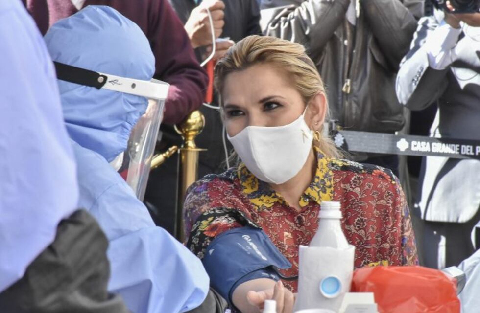 La presidenta interina de Bolivia confirmó que tiene coronavirus