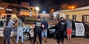 Uno de los tres detenidos amenazó al joven trabajador con un cuchillo\u002E