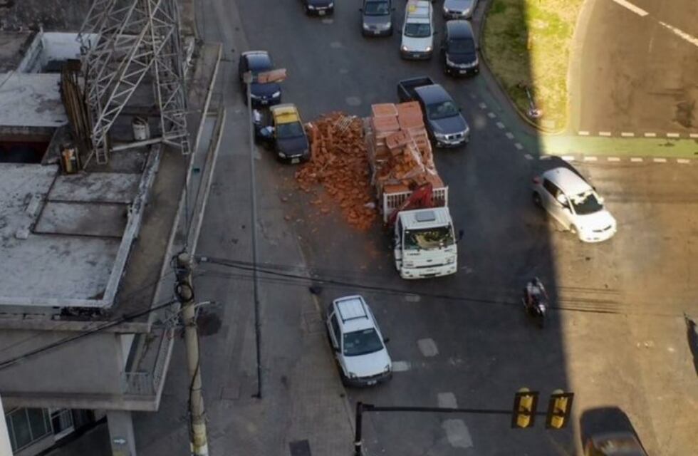 Camión volcó su carga de ladrillos y casi aplasta un taxi