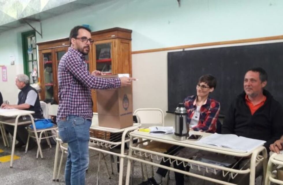 Votó Matías Tacceta y deseó que gane la democracia