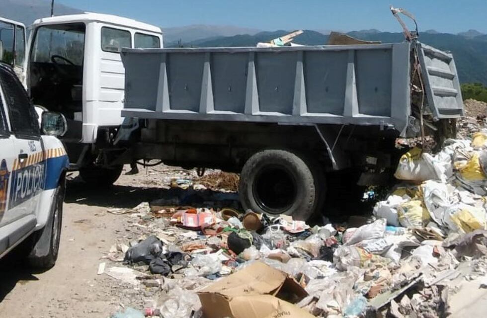 La Policía sorprendió a un camionero tirando desechos al río Arias