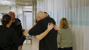 El reencuentro de los rehenes argentinos liberados con sus familiares. (Captura video)