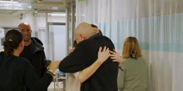El reencuentro de los rehenes argentinos liberados con sus familiares. (Captura video)