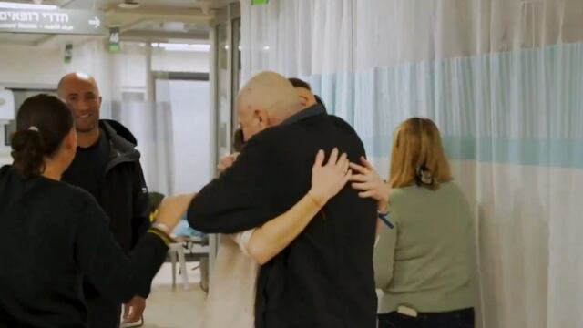 El reencuentro de los rehenes argentinos liberados con sus familiares. (Captura video)