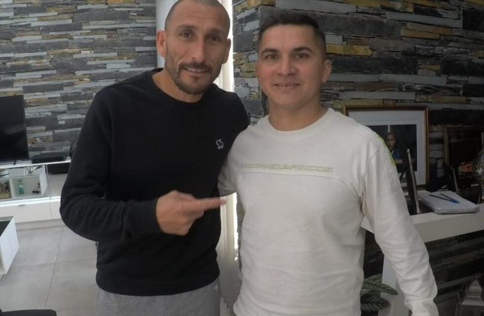 Es de Villa Santa Rosa el creador de la gran bandera del Cholo Guiñazú