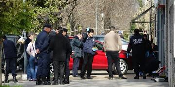 Policía analizando el escenario del crimen en La Plata\u002E