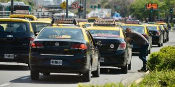 ARCHIVO\u002E Protesta de taxistas en la avenida 9 de Julio\u002E (Clarín)-