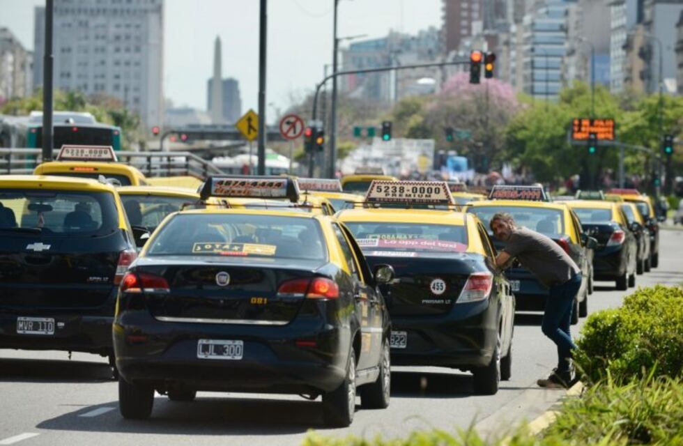 Los taxistas vuelven a protestar contra Uber y hay un corte parcial en la 9 de Julio