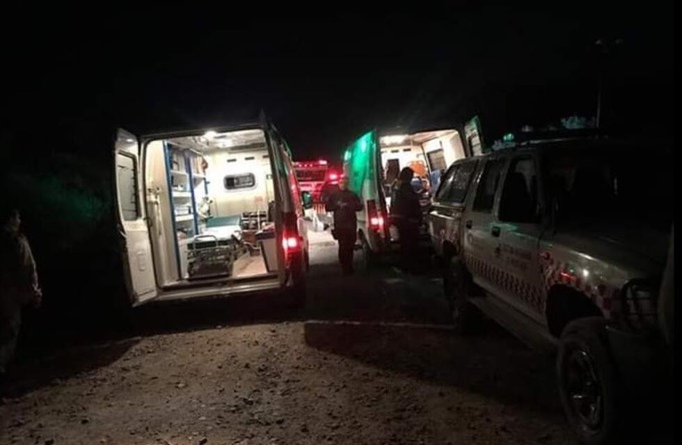 Los arrastraba el río, estaban atrapados en un automóvil y fueron rescatados