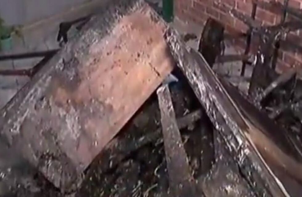 Explosión e incendio en una vivienda de Parque Casas