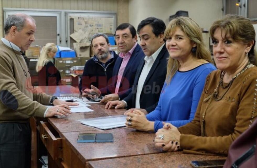 Sobre la hora se presentaron tres alianzas electorales para las pasos